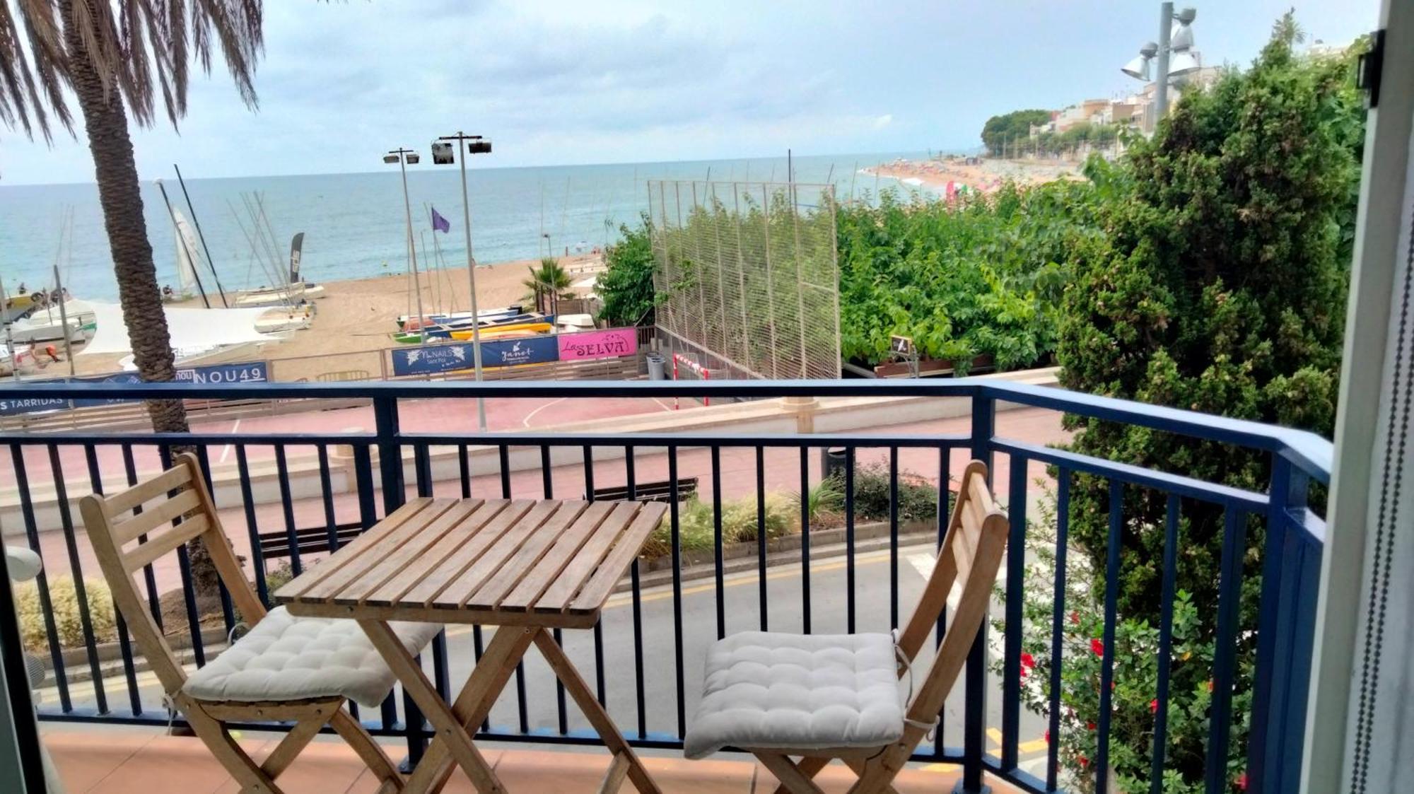 Beachfront Apartment With Private Parking Sant Pol De Mar Zewnętrze zdjęcie